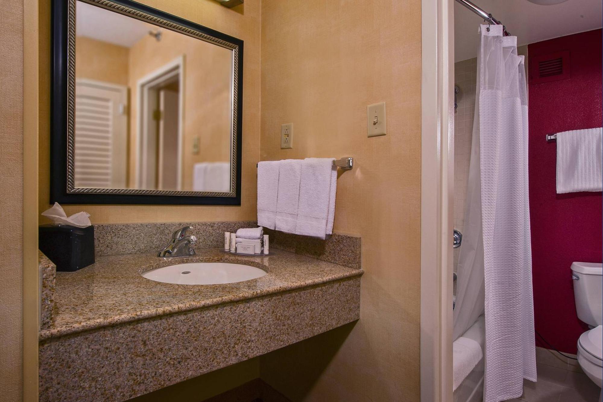 Courtyard By Marriott Richmond West Hotell Dumbarton Exteriör bild