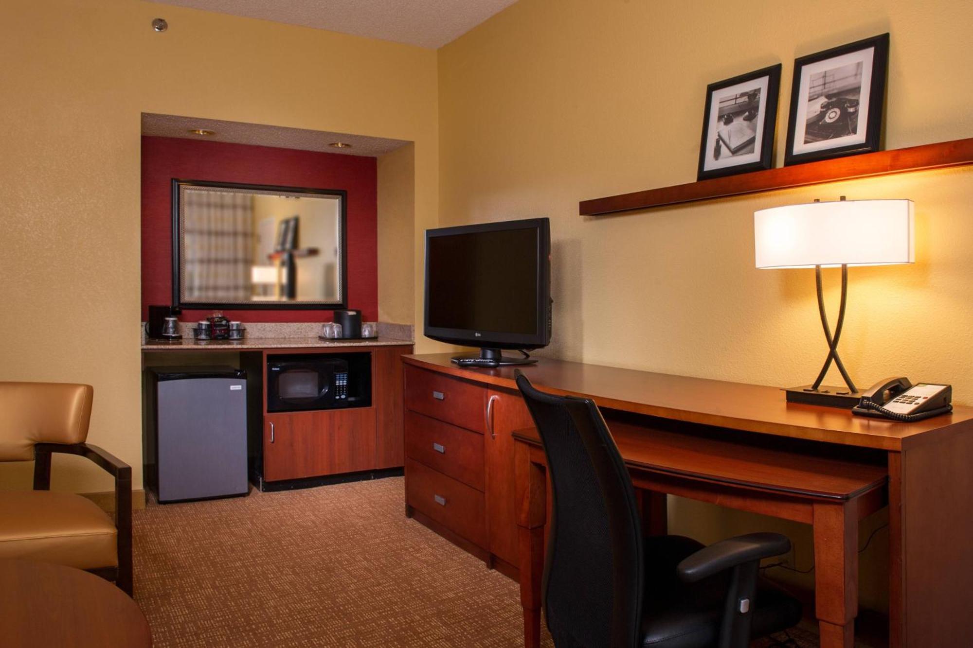 Courtyard By Marriott Richmond West Hotell Dumbarton Exteriör bild