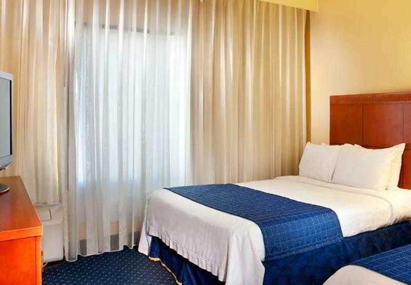 Courtyard By Marriott Richmond West Hotell Dumbarton Exteriör bild