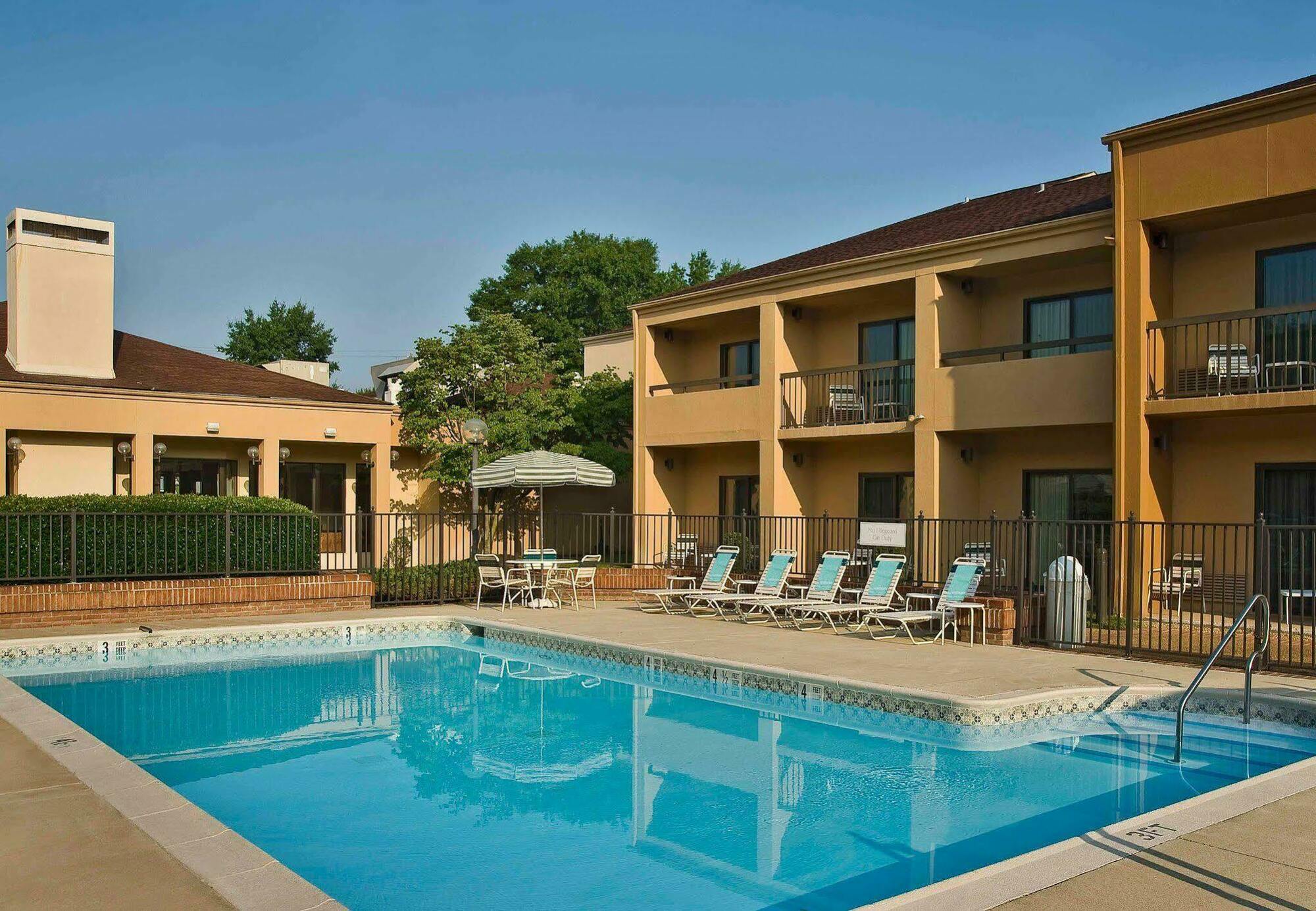 Courtyard By Marriott Richmond West Hotell Dumbarton Exteriör bild